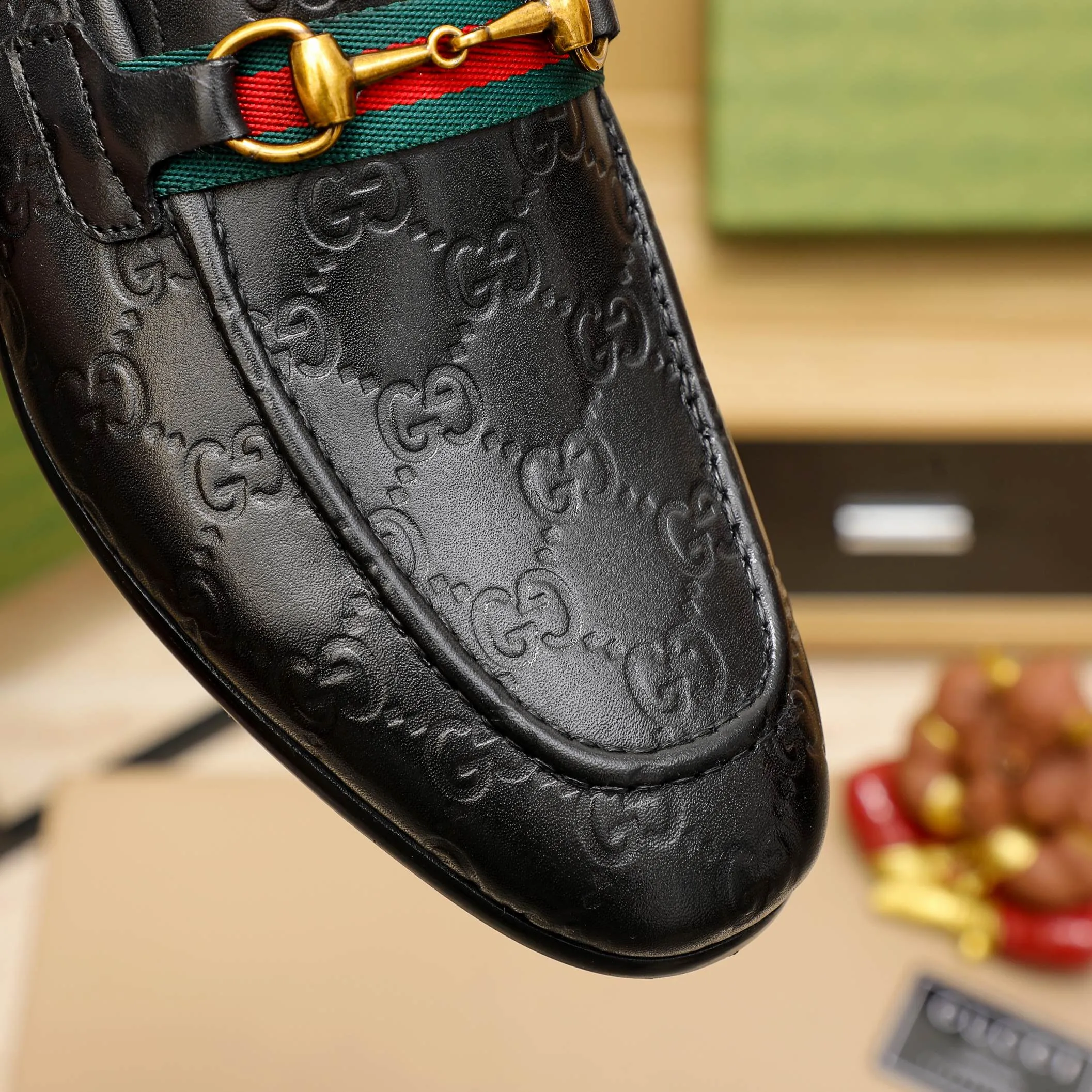 p480 GUCCI 2021 men’s latest casual leather shoes👞! Available at counters simultaneously! A one-to-one replica of the original. All imported top layer calfskin. The interior is made of top-grade cowhide, and the original factory-supplied rubber outsole is used. Leading new fashion concepts. Black, brown, matching sizes: 38-45